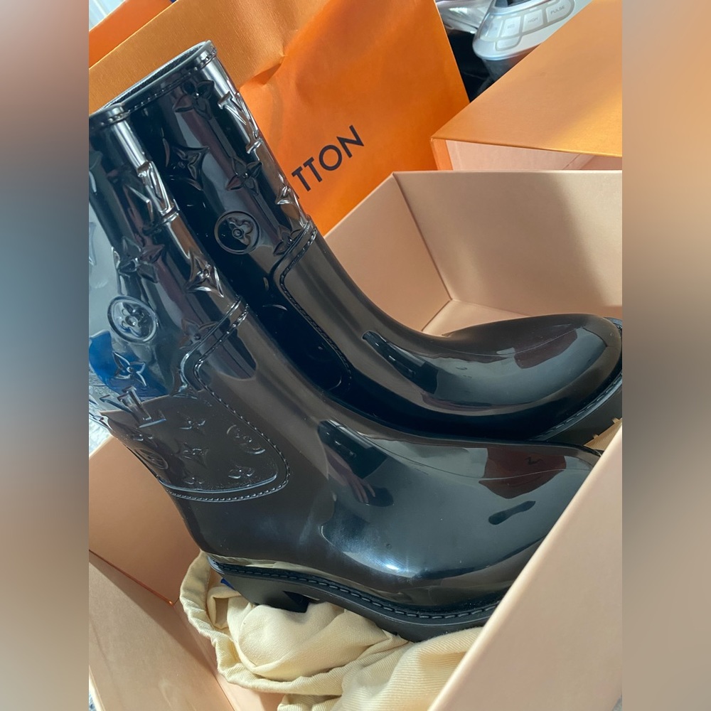 Authentic Louis Vuitton Drop flat rain boots